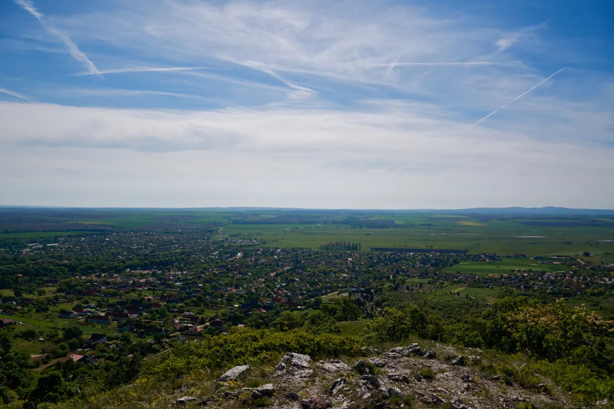 Kilátás Csákvárra a Haraszt-hegyről.