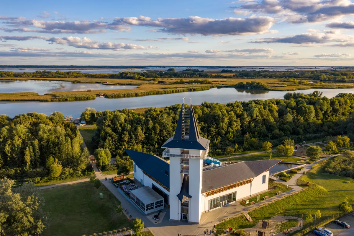 A poroszlói Tisza-Tavi Ökocentrum főépületében a kétéltűek, hüllők és halak világába kalauzolnak el minket