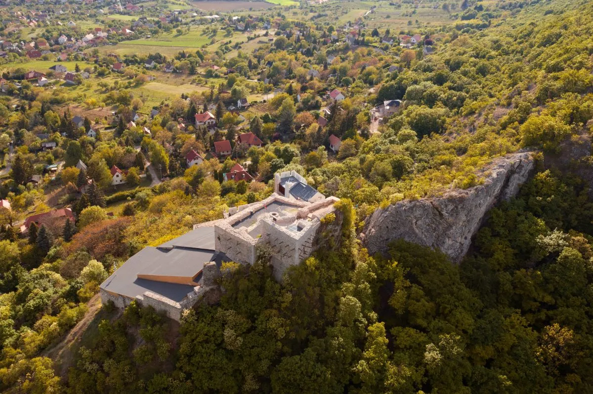 Csókakő vára 479 méteres magasságban hívogató erődítmény