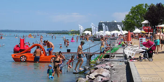 A siófoki Nagystrand felejthetetlen élményeket nyújt az egész családnak.