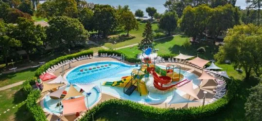 Gyerekbarát wellness hotelek Magyarországon kültéri medencével és vízivilággal