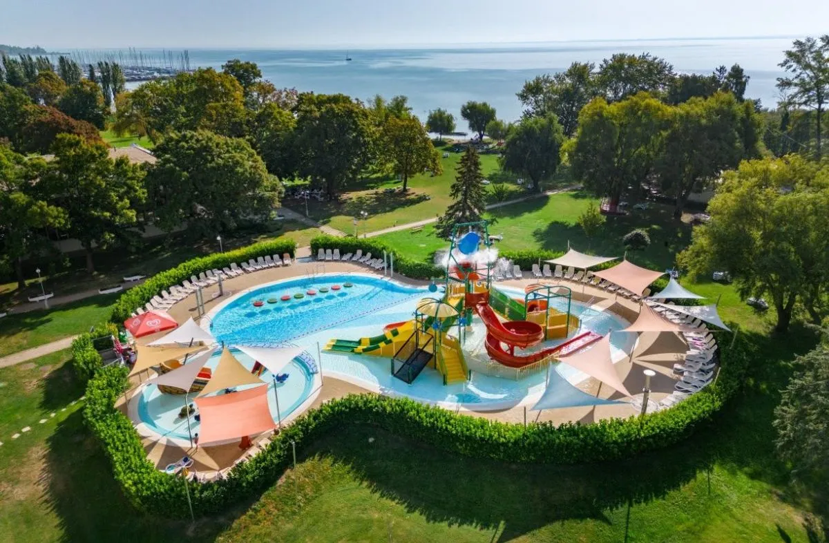 Balatonfüreden a Danubius Hotel Marina közvetlenül a vízparton kínál élményeket minden korosztálynak