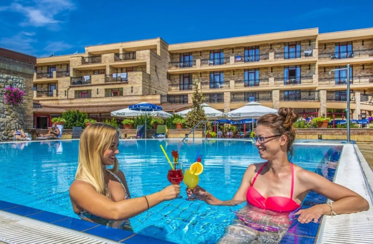 A sümegi Hotel Kapitány egyszerre kínál középkori hangulatot és modern vízi élményeket