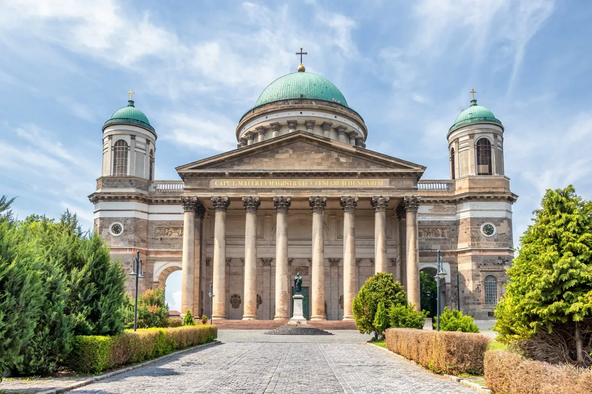 A monumentális Esztergomi Bazilika Magyarország legnagyobb temploma