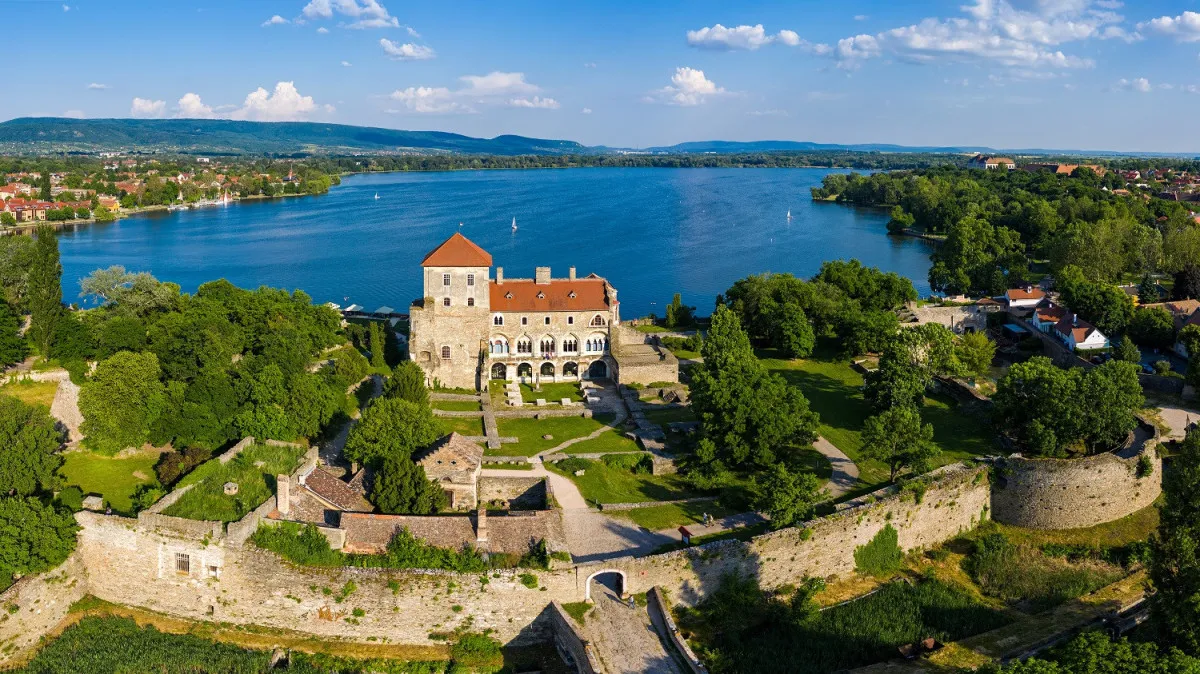 Tata egyedi hangulatát elsősorban az Öreg-tó határozza meg