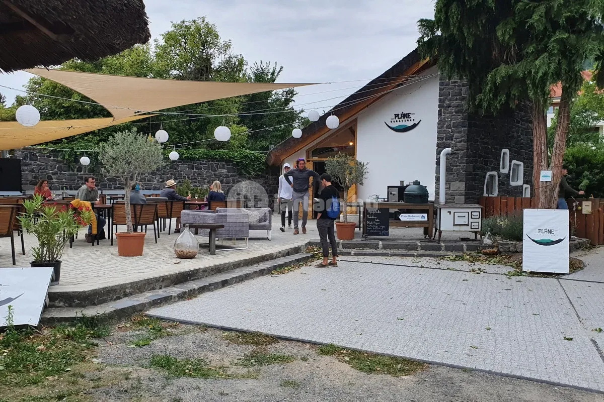 A Pláne Badacsony borterasz tökéletes kiindulópont egy borozós estéhez