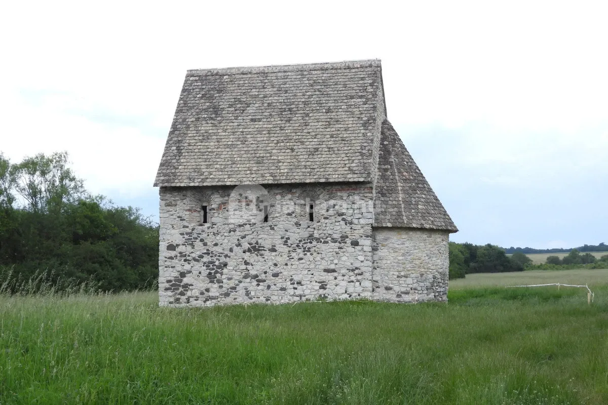 A Kisdörgicsei templomrom a környéki romok egyik legszebb darabja