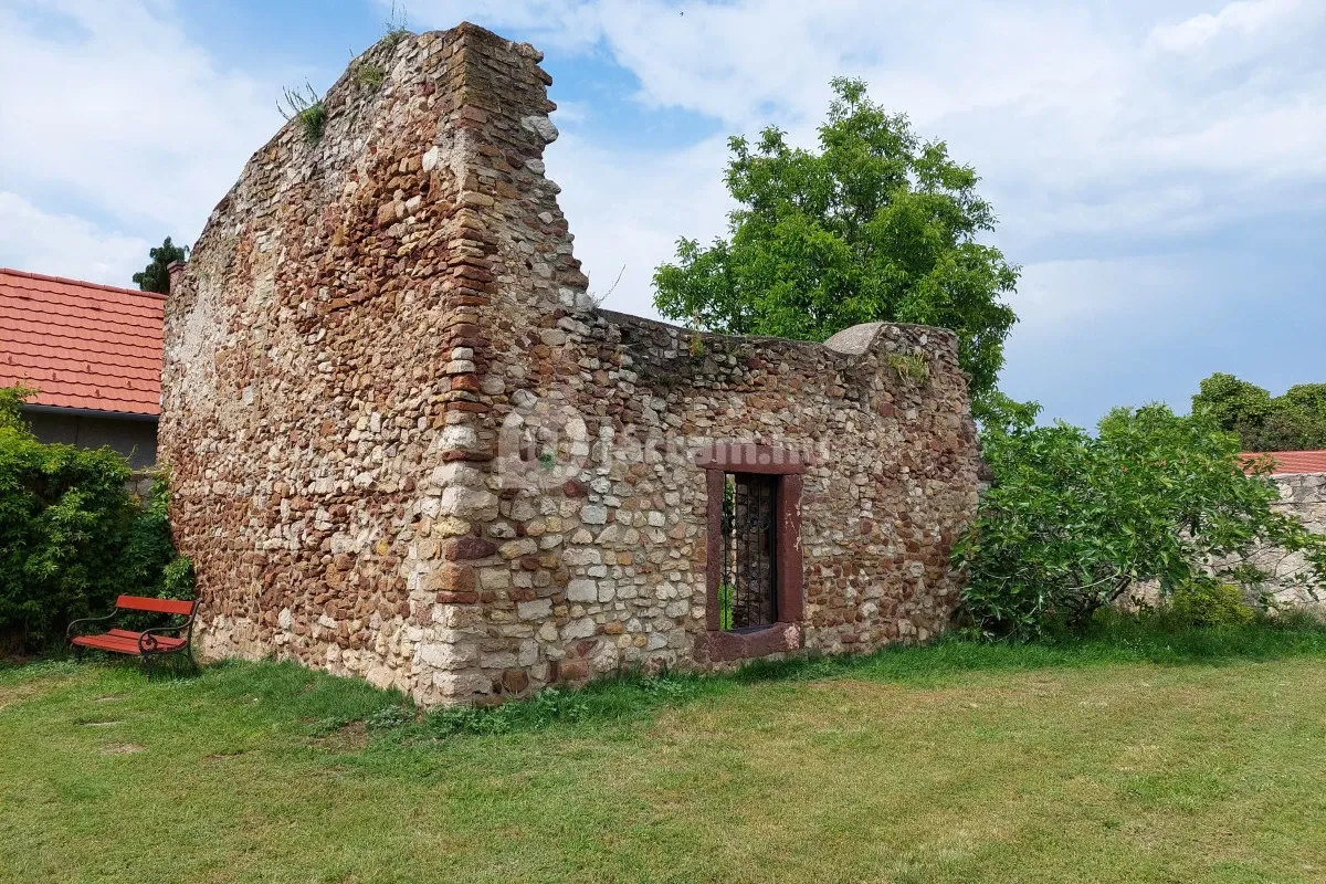 A Csopak határában álló kövesdi Szent Miklós templomrom még mindig mesél a középkori egyházi építészetről