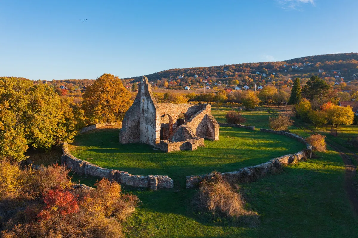 Az Ecséri templomrom környezete is gyönyörű, mely Kővágóörs és Révfülöp határában áll