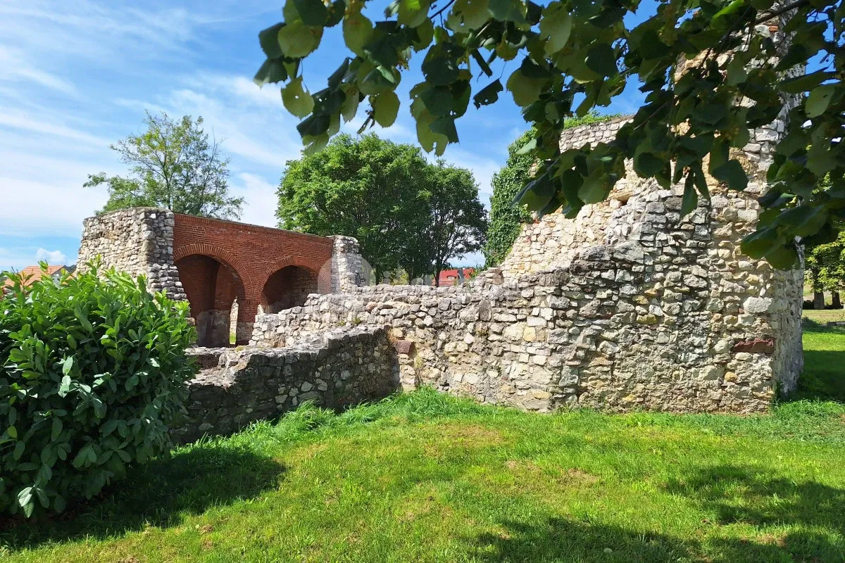 A balatonfüredi Papsokai templomrom szinte csak félmaradványokból áll, mégis lenyűgöző az atmoszférája