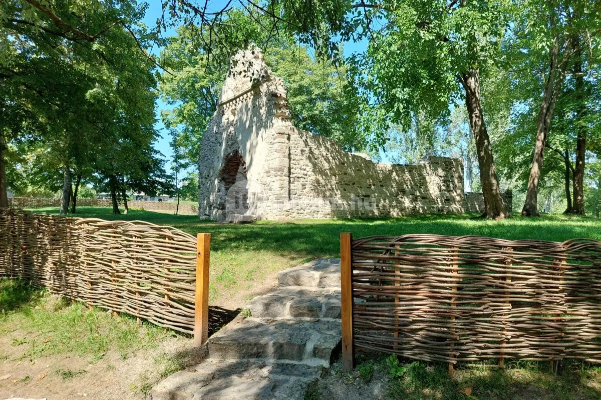 Az Aszófőn található Kövesdi templomrom ritka találkozási pont a római és középkori építészet között
