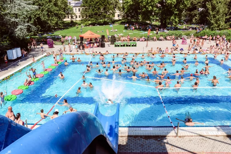 Az egész évben nyitvatartó gyógy- és élményfürdő az egyik legnépszerűbb aquapark az országban.