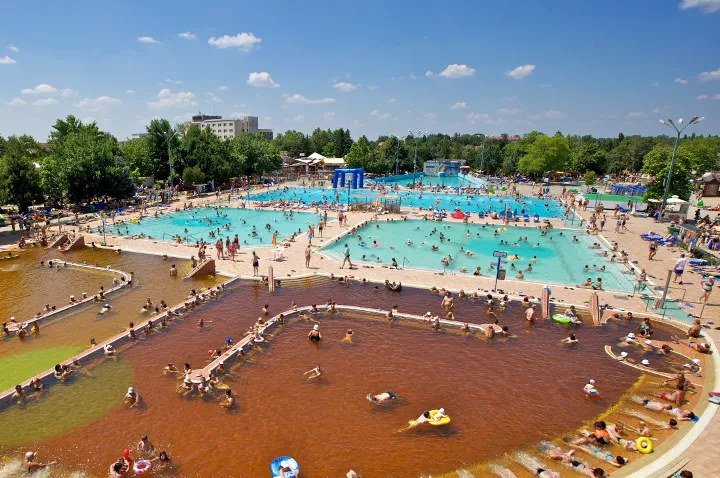 A HUNGAROSPA strand- és gyógyfürdő Európa legnagyobb fürdőkomplexuma.