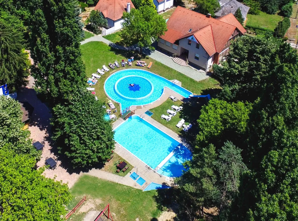Balatonszemesen a Wellness Hotel Szindbád egy különleges, ősfás parkban nyújt valódi felüdülést