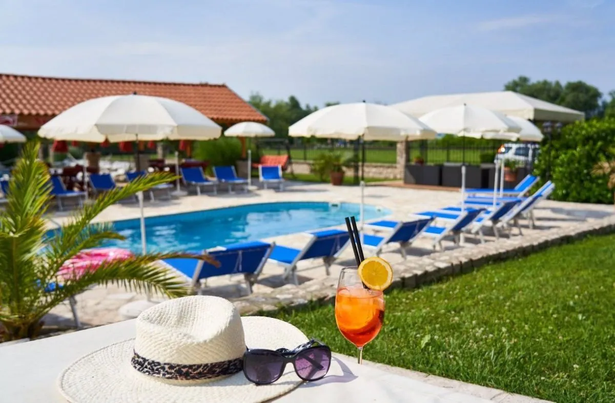 A vonyarcvashegyi Villa Plattensee-ben panorámás reggelizőterasz és napozóterasszal körbevett kültéri medence várja a vendégeket