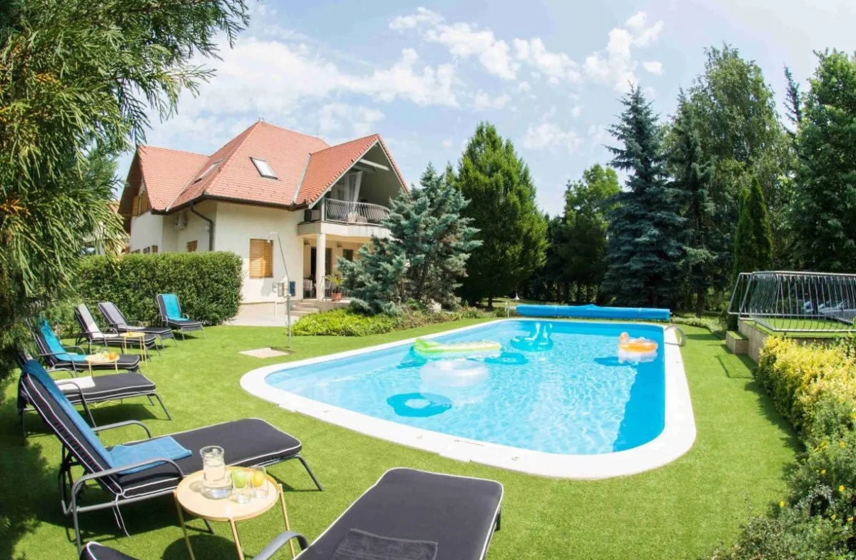 A Villa Oliva Boutique Rooms Zamárdiban kültéri medencével, beltéri spa szaunával és masszázsmedencével kínál kellemes pihenést