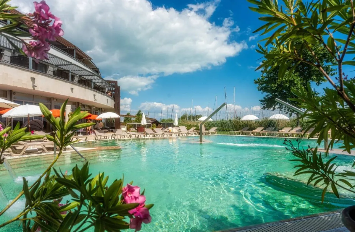 A balatonfüredi Hotel Golden Lake Resort legnagyobb vonzereje a gondosan kialakított kültéri medencéiben rejlik