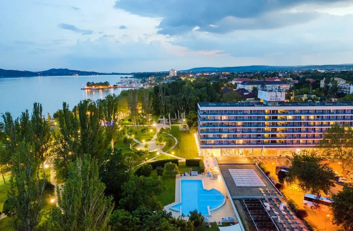 A balatonfüredi Danubius Hotel Annabella saját stranddal, napozóterasszal és kültéri medencével is rendelkezik