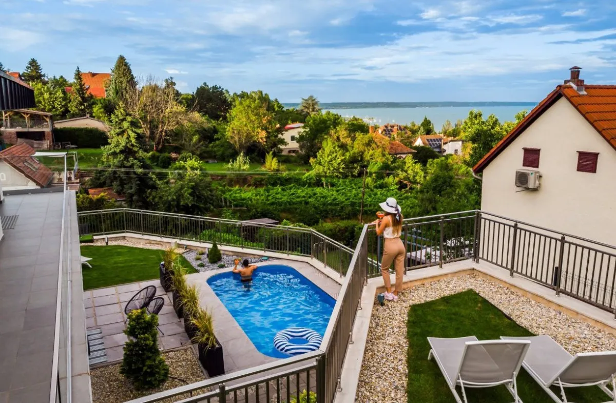 A Balatonalmádiban található Lake Spirit Boutique Apartments-ben a medencetér egybefonódik a gondozott kerttel