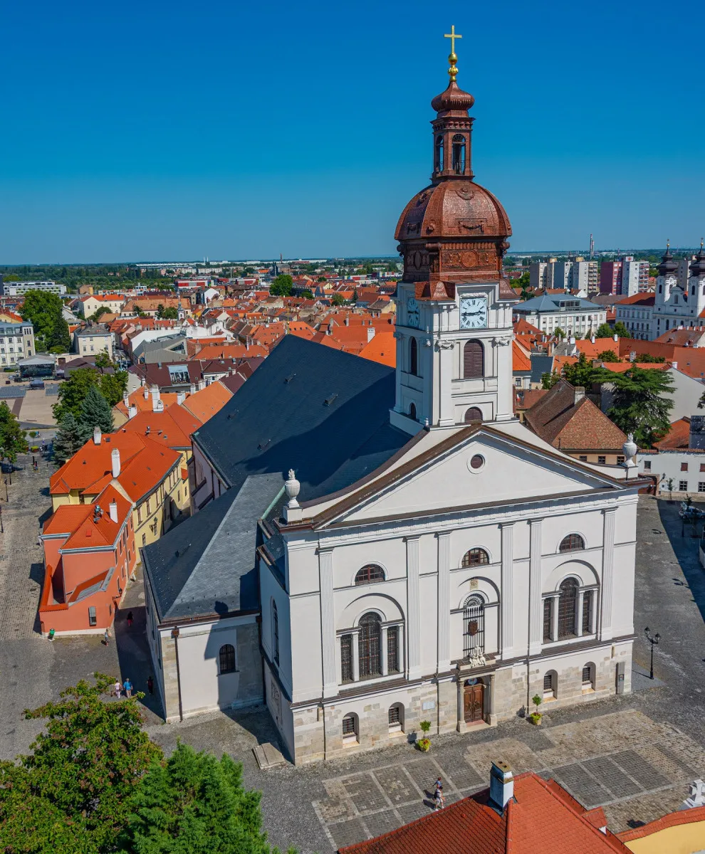 A győri Nagyboldogasszony-székesegyház történelmi szempontból is kiemelkedő jelentőségű.