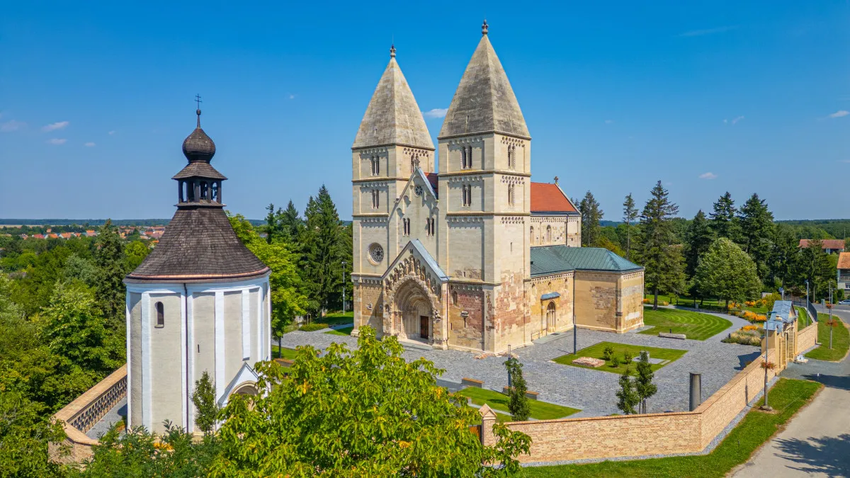 A jáki templom hűen tükrözi a román kori építészet tiszta formáit