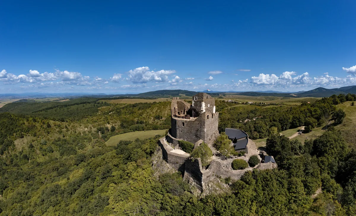 A Hollókői vár egy olyan erődítmény, mely szerepel az UNESCO világörökségi listáján