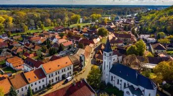 Kövesd a kanyargó Tiszát! 7+1 mesés folyóparti település