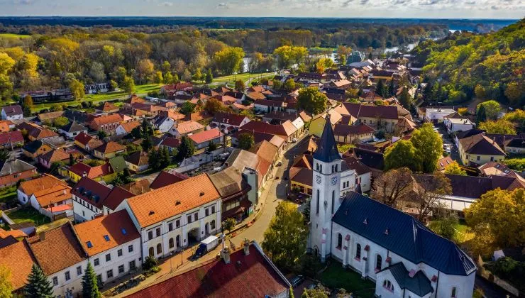 Kövesd a kanyargó Tiszát! 7+1 mesés folyóparti település