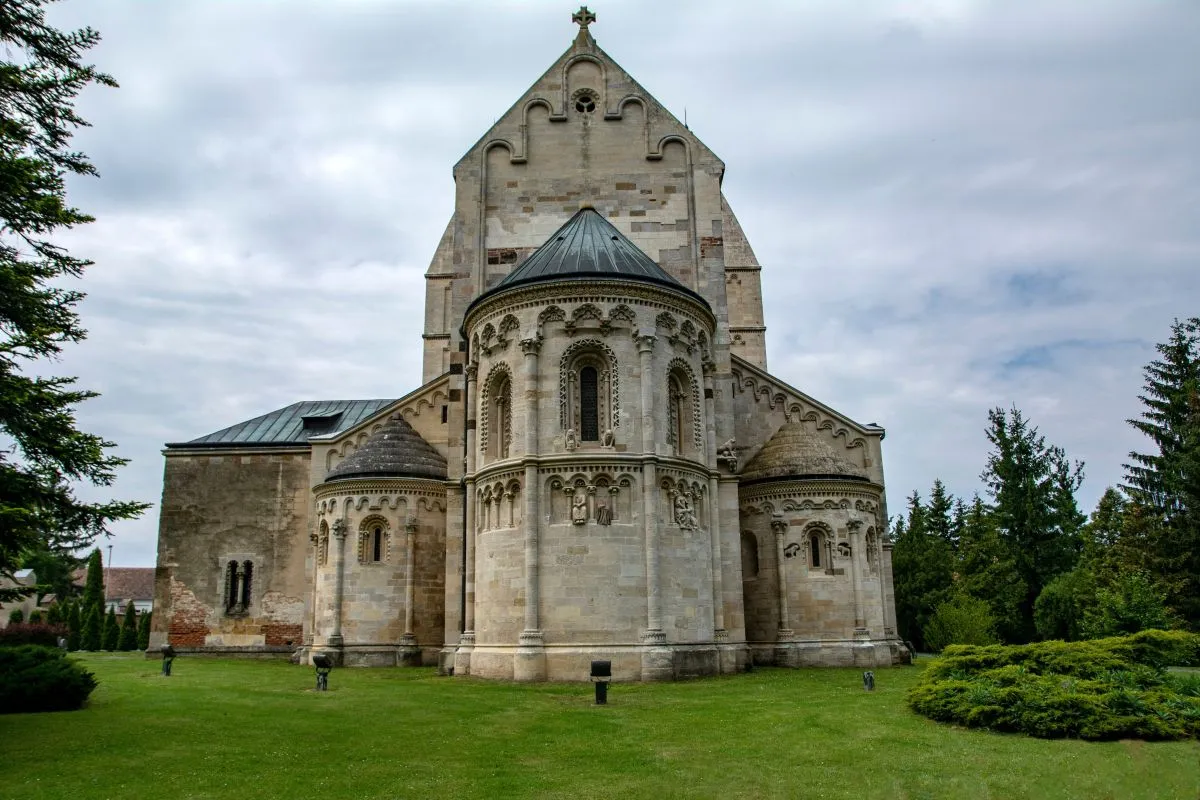 Pornóapáti felfedezésénél érdemes ellátogatni a csodaszép Jáki templomhoz is