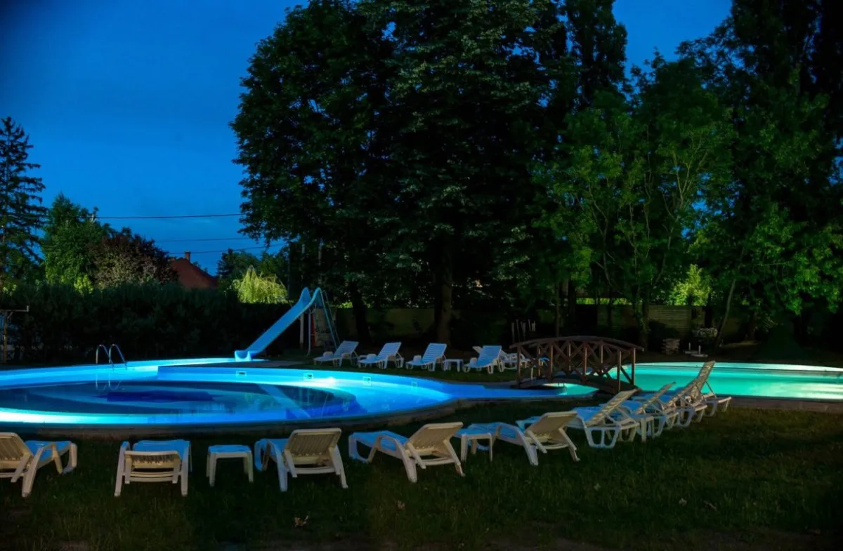 A balatonszemesi Szindbád Hotelben az érzékekre ható aromakabin, a jakuzzi ölelése segít abban, hogy megalapozd a pihenést