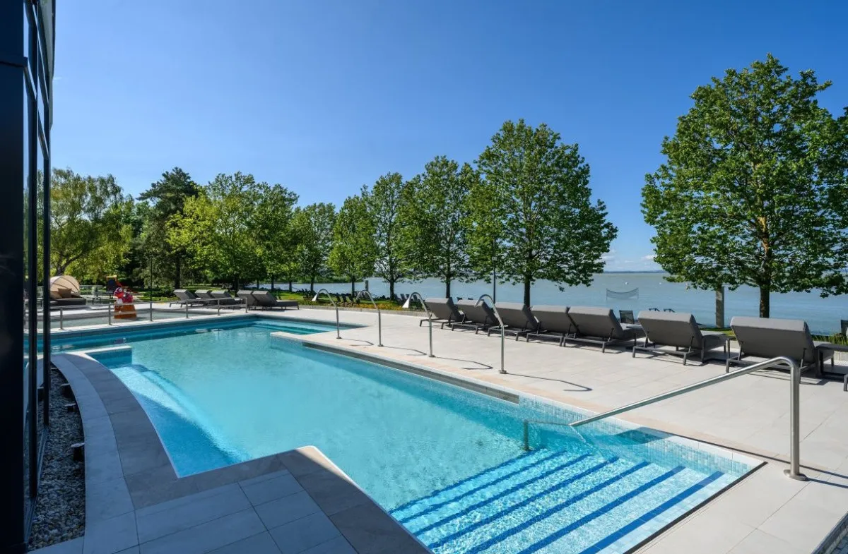 A balatonkenesei Kenese Bay Garden Resortban minden igényt kielégítő, luxusérzést nyújtó wellnessparadicsom biztosítja az ellazulást