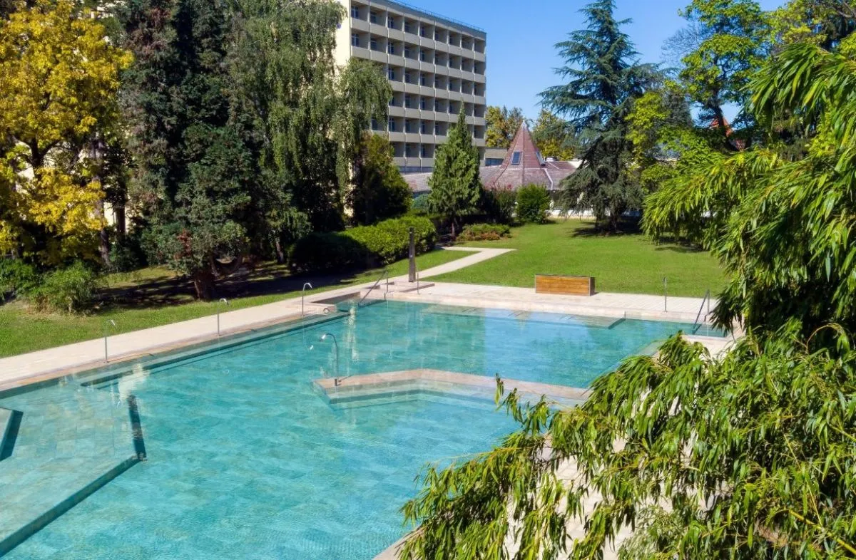 A Hunguest Hotel Helios Hévíz négycsillagos feltöltődést kínál, hogy maximálisan kiélvezhesd a wellness élményeket