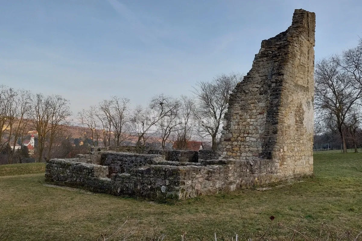 A Bicske - Tarján kerékpárút teljesítésénél megállhatunk a Csabdi romtemplomnál is