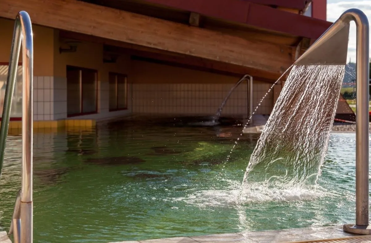 A Ság hegy lábánál, Celldömölkön találjuk a Vulkán Wellness Hotel és Kempinget, ahol vulkángyógyvízben ejtőzhetünk