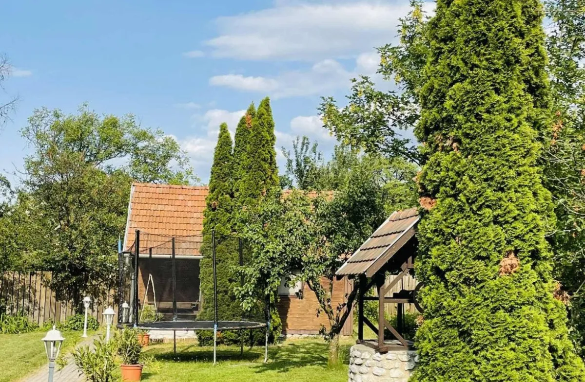 A Szilvásvárad Camping & Apartmanban alpesi hangulatú faházakban élvezhetjük a természet közelségét
