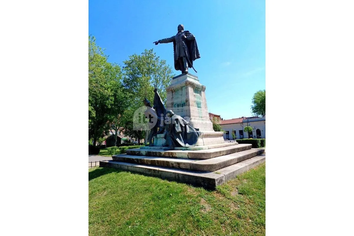 A várost járva találkozhatsz Horvay János szobrászművész alkotásával, a Kossuth-szoborral is