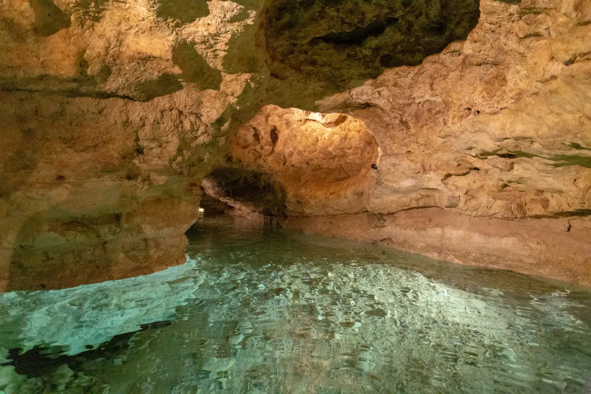 A Tapolcai-tavasbarlangban egy lélekvesztőn ringatózni olyan, mint egy másik univerzum