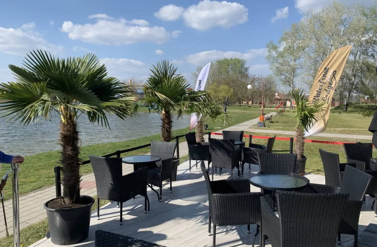 A dunapataji Waterfront Lodge panzióban egy tóra néző reggelivel is kezdhetjük a napot