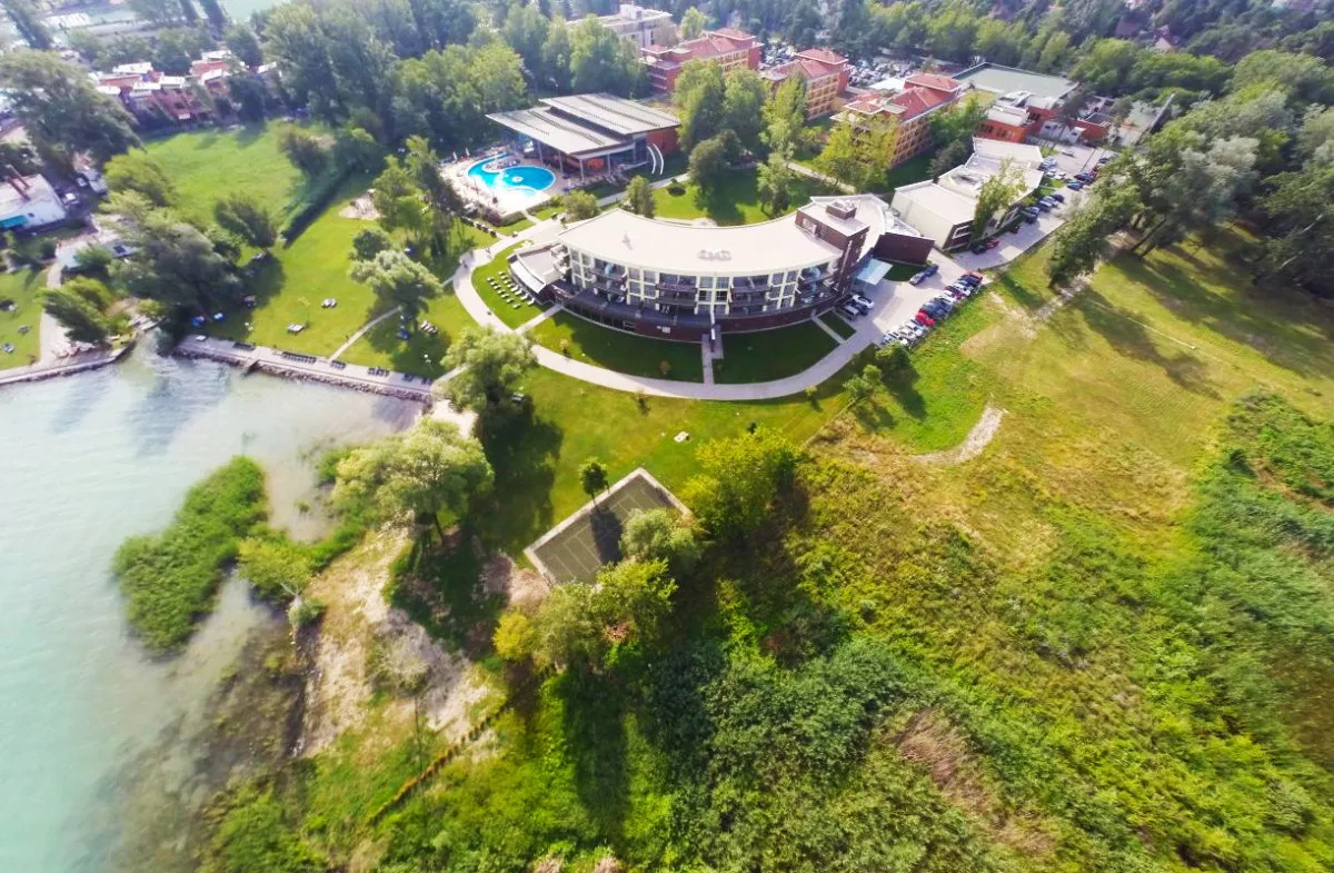 Balatoni szállodák saját stranddal - Hotel Azúr**** (Siófok)