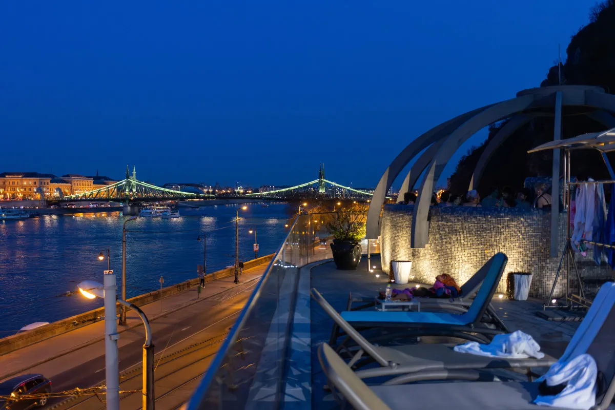 A Rudas Fürdő tetőmedencéjéből pazar a kilátás Budapestre