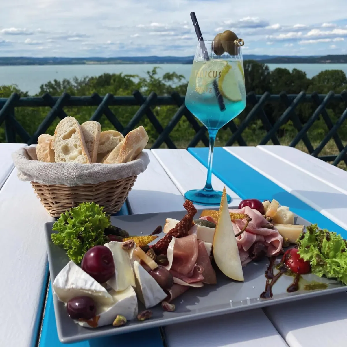 Új koncepció, változatlan panoráma - Kilátás Presszó Balatonföldvár / Fotó: Kilátó Presszó Facebook-oldala
