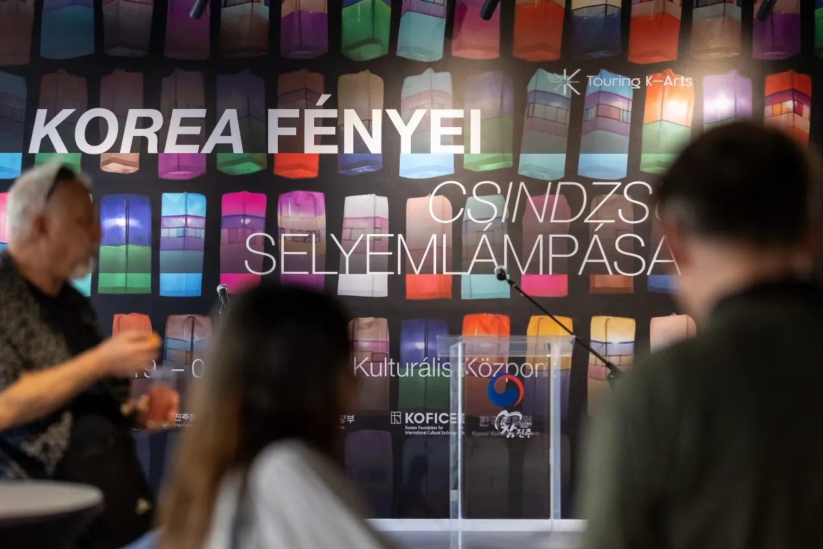 Korea fényei - Csindzsu selyemlámpásai a Koreai Kulturális Központban / Fotó: Hirling Bálint