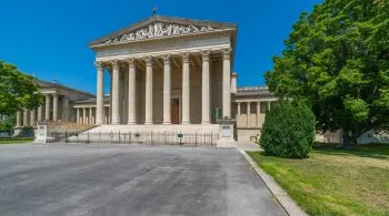 Menekülés a hőség elől: a nyár legérdekesebb kiállításai Budapesten és vidéken