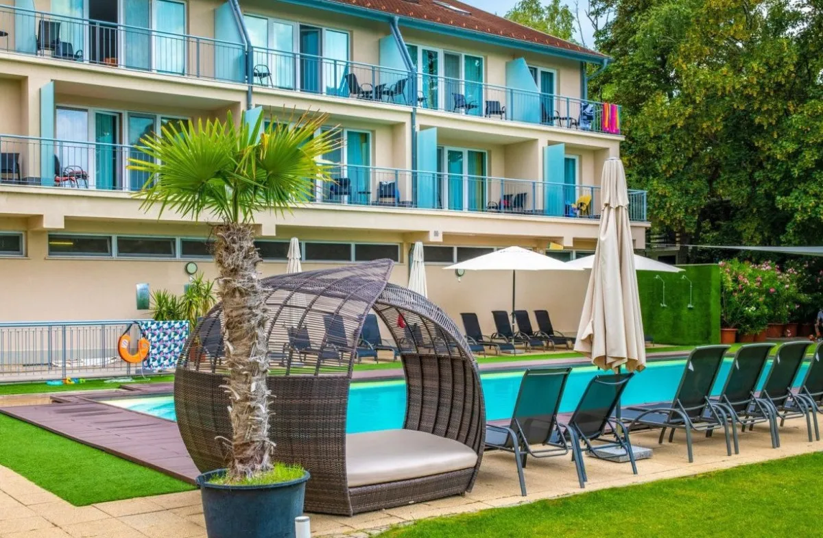 A balatonszárszói Holiday Resorts egyszerre kínál vízparti élményeket és családbarát szolgáltatásokat