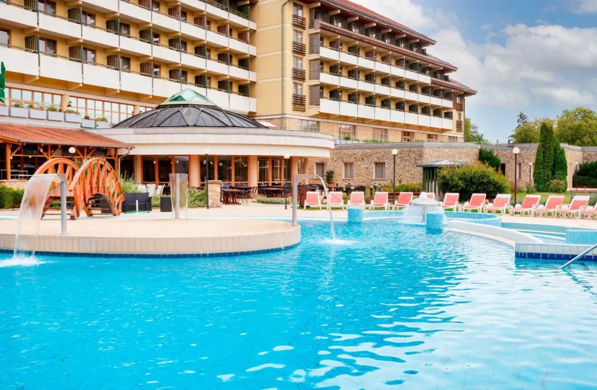 A tapolcai Hunguest Hotel Pelion egy négyhektáros park közepén, a gyógybarlang felett helyezkedik el