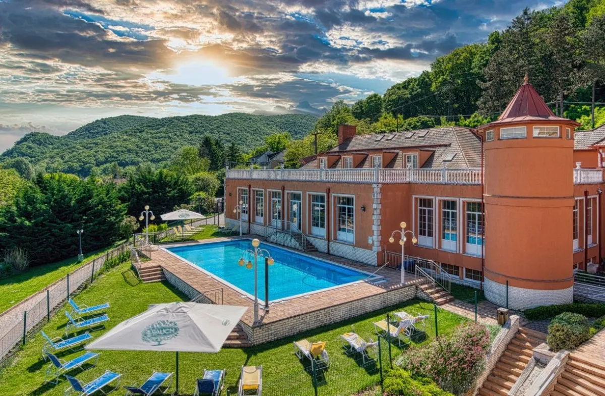 Az esztergomi Hotel Bellevue legnagyobb vonzerejét a Dunakanyarra nyíló panorámája adja