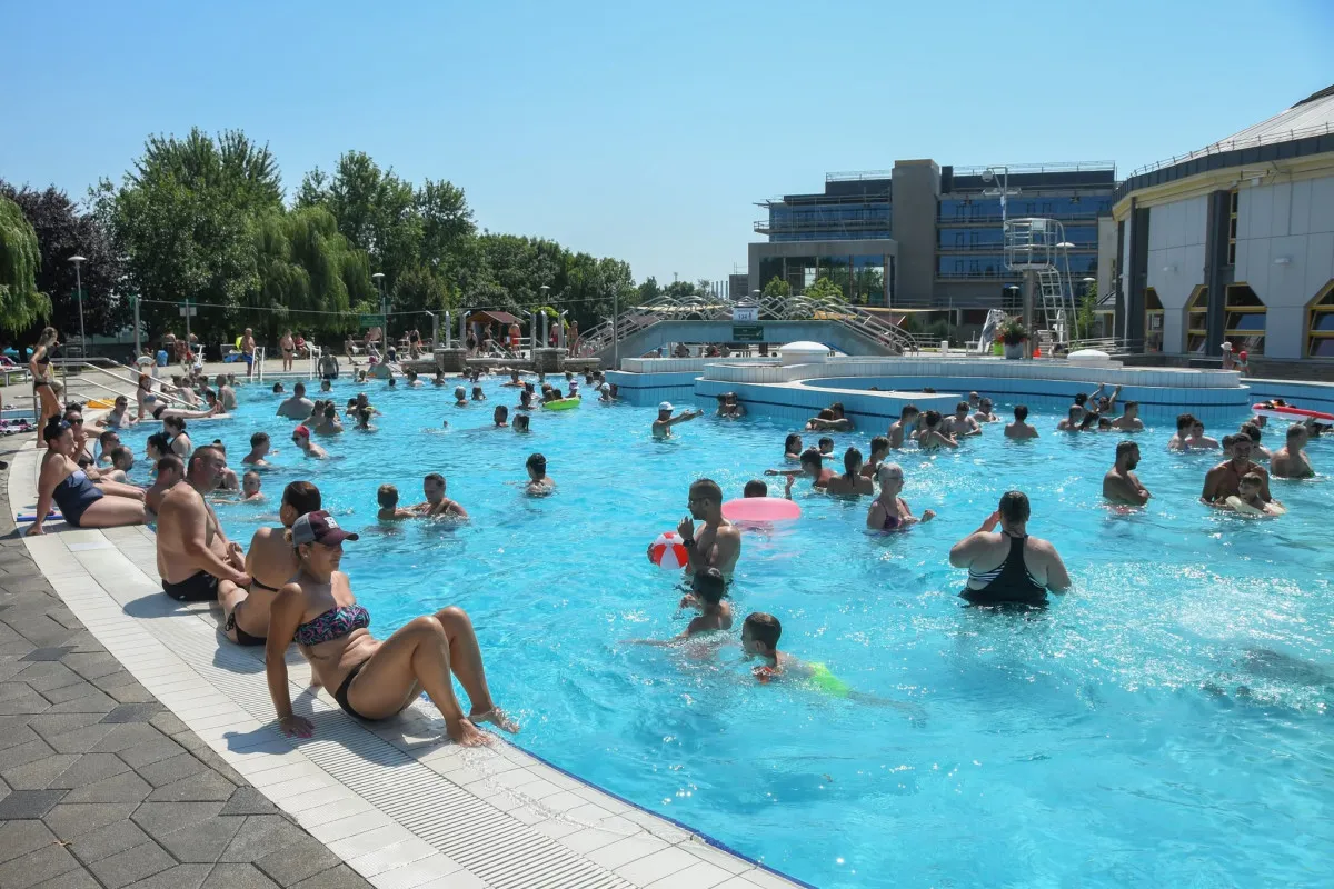 A Tiszaújvárosi Gyógy- és Strandfürdő szabadtéri részén tágas terek és rendezett környezet fogad/ Fotó: Tiszaújvárosi Gyógy- és Strandfürdő Facebook oldala