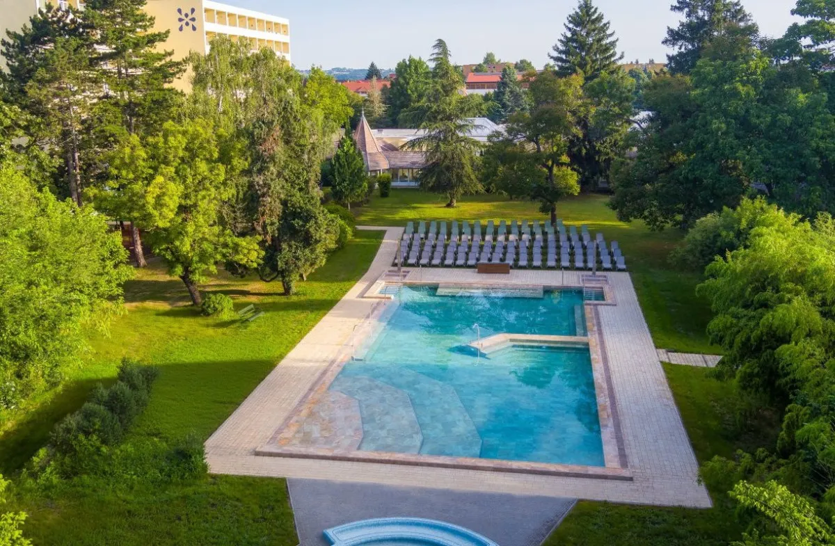 Hévízen a Hunguest Hotel Helios fákkal körülölelt tengerparti napozóval és hatalmas kültéri medencével bűvöl el
