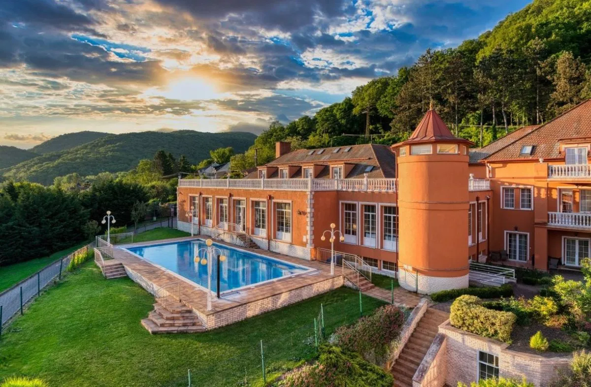 Az esztergomi Hotel Bellevue hatalmas kültéri medencéje mellett beltéri wellness is gondoskodik a kikapcsolódásról