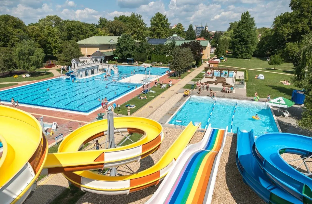 Az egri Hunguest Hotel Flóra közvetlen összeköttetésben áll az Egri Termál- és Strandfürdővel